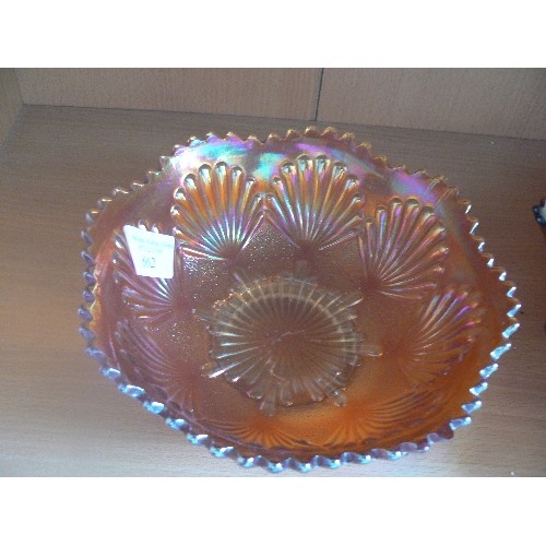 662 - 2 X AMBER CARNIVAL-WARE DISHES. ONE WITH SHELL DESIGN, 1 WITH GRAPES.