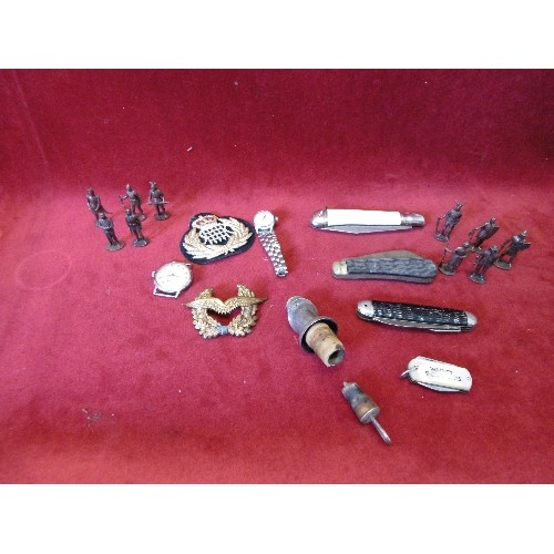 47 - TRAY OF COLLECTABLES - PEN KNIVES, ORIS AND AVIA WATCHES, CAP BADGE, HM CUSTOMS AND EXCISE OFFICERS ... 