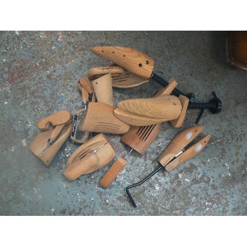 425 - QUANTITY OF WOODEN SHOE LASTS.