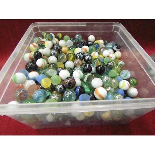 118 - QUANTITY OF GLASS MARBLES.