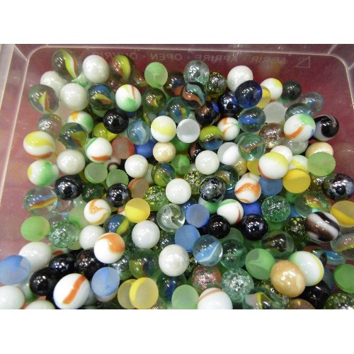 118 - QUANTITY OF GLASS MARBLES.