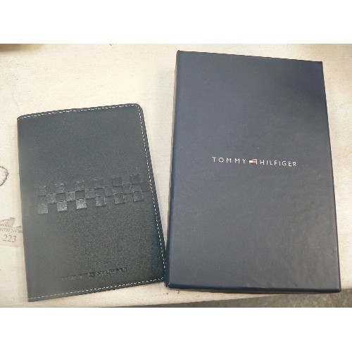 TOMMY HILFIGER PASSPORT WALLET. BLACK. WITH BOX. NEW.