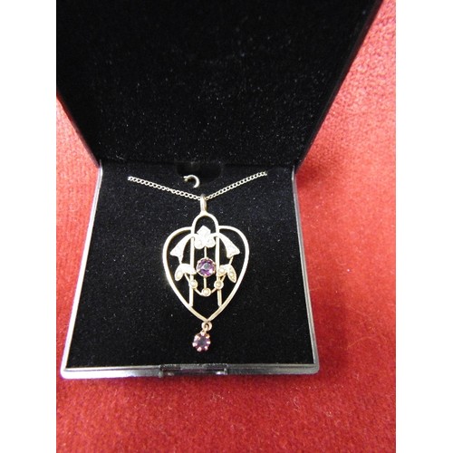 50 - A VINTAGE 9ct GOLD AND AMETHYST & SEED PEARL HEART SHAPE PENDANT ON A 9ct GOLD 18