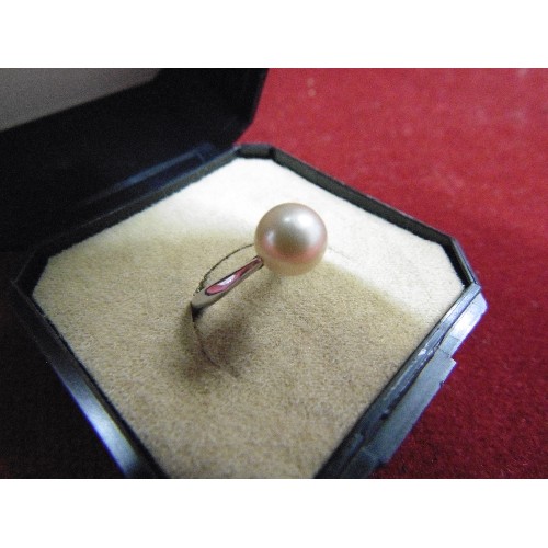 41 - AN 18ct WHITE GOLD RING WITH NATURAL PEARL 8MM SIZE K WEIGHT 2.97gr