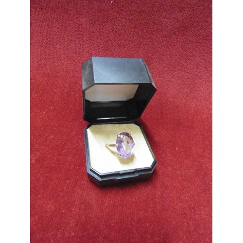 44 - A 9ct GOLD AMETHYST COLOURED STONE WEIGHT 3.93gr SIZE O