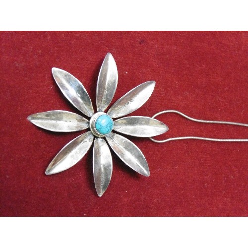 22 - A VINTAGE DAISY IN SOLID SILVER WITH TURQUOISE STONE IN CENTRE 16