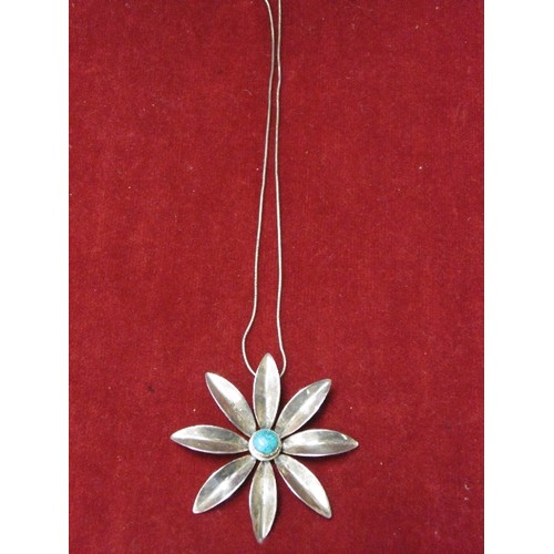 22 - A VINTAGE DAISY IN SOLID SILVER WITH TURQUOISE STONE IN CENTRE 16