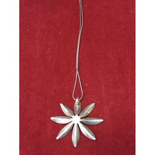 22 - A VINTAGE DAISY IN SOLID SILVER WITH TURQUOISE STONE IN CENTRE 16