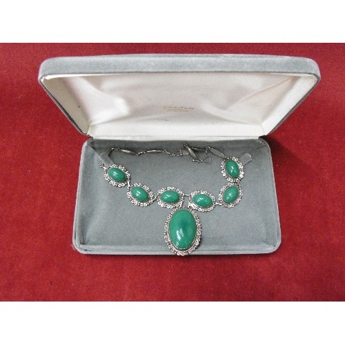 32 - A LARGE SILVER VICTORIAN STYLE NECKLACE WITH GREEN STONES  45gr