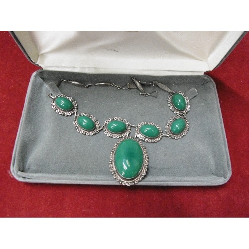 32 - A LARGE SILVER VICTORIAN STYLE NECKLACE WITH GREEN STONES  45gr