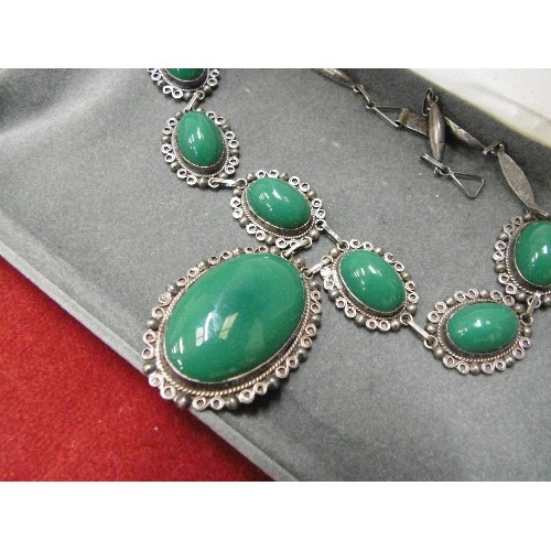 32 - A LARGE SILVER VICTORIAN STYLE NECKLACE WITH GREEN STONES  45gr