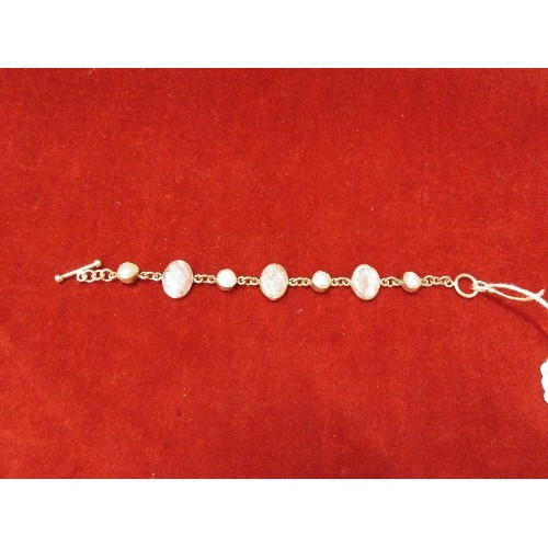 31 - A SILVER BRACELET WITH GENUINE PEARLS AND PINK STONES 18.9gr