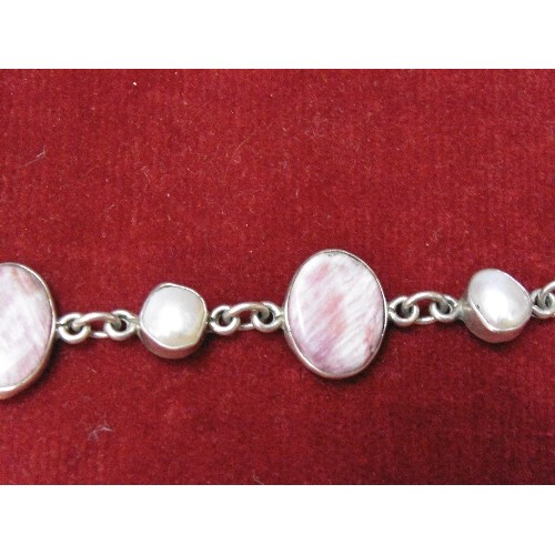 31 - A SILVER BRACELET WITH GENUINE PEARLS AND PINK STONES 18.9gr