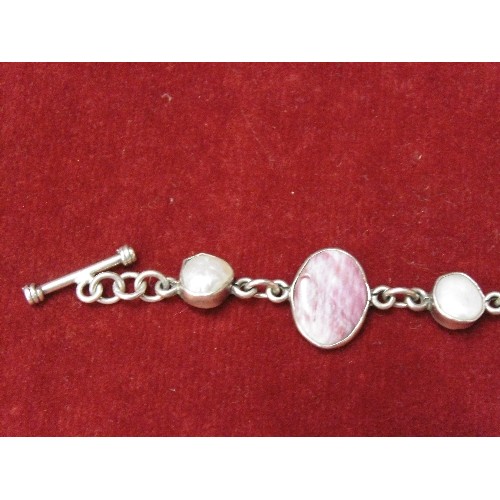 31 - A SILVER BRACELET WITH GENUINE PEARLS AND PINK STONES 18.9gr