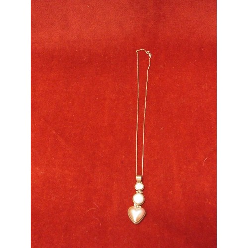 38 - A HEAVY SILVER PENDANT WITH FIRE OPAL LARGE NATURAL PEARL, PINK MOTHER OF PEARL ON A SILVER CHAIN