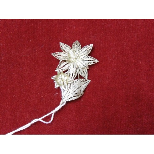 13 - A SILVER FILIGREE BROOCH OF FLOWERS & LEAVES