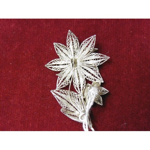 13 - A SILVER FILIGREE BROOCH OF FLOWERS & LEAVES