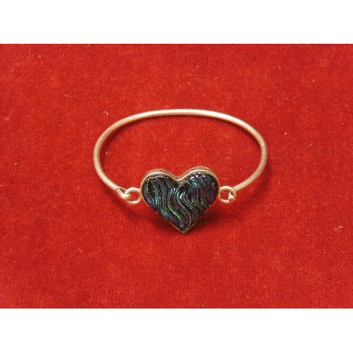 23 - A VINTAGE SILVER BANGLE BRACELET WITH DICHORIC GLASS HEART IN BLUE (a type of glass designed to chan... 