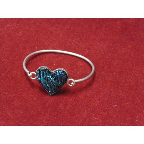 23 - A VINTAGE SILVER BANGLE BRACELET WITH DICHORIC GLASS HEART IN BLUE (a type of glass designed to chan... 