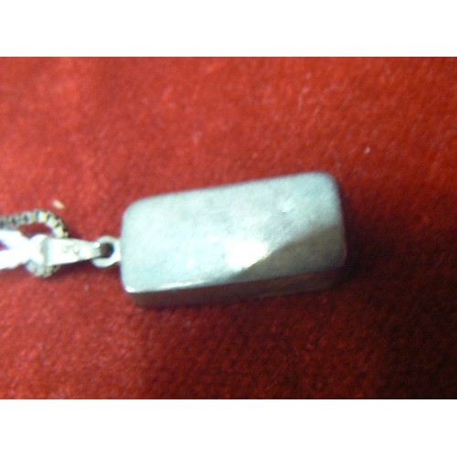 60C - A 22 INCH SILVER CHAIN WITH SILVER INGOT PENDANT WEIGHT 11.47gr