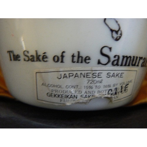 170 - JAPANESE SAKE DECANTER WITH 2 CERAMIC DRINKING CUPS. WITH BOX.