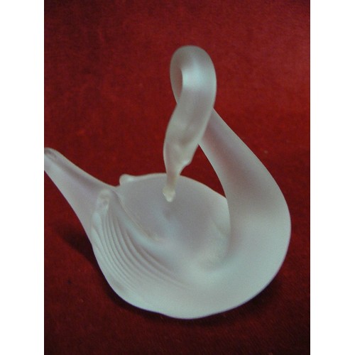 8B - A LALIQUE STYLE SWAN