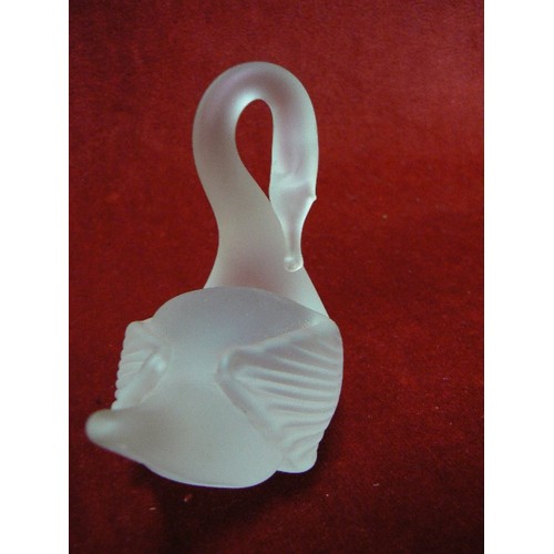 8B - A LALIQUE STYLE SWAN