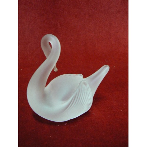 8B - A LALIQUE STYLE SWAN