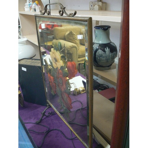 105 - A VINTAGE MIRRORED FIRE SCREEN WITH HAND-PAINTED FLOWER DETAIL. 'BRASS' FRAME.