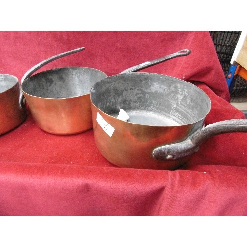 112 - SET OF 4 GRADUATED VINTAGE COPPER SAUCEPANS WITH IRON HANDLES.