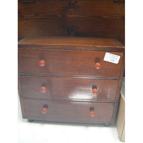 114 - MINIATURE VINTAGE CHEST OF DRAWERS WITH DOVETAIL JOINTS. 3 DRAWERS WITH EARLY AMBER PLASTIC KNOBS.