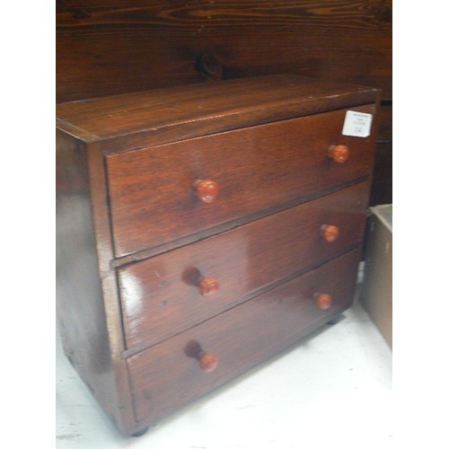 114 - MINIATURE VINTAGE CHEST OF DRAWERS WITH DOVETAIL JOINTS. 3 DRAWERS WITH EARLY AMBER PLASTIC KNOBS.