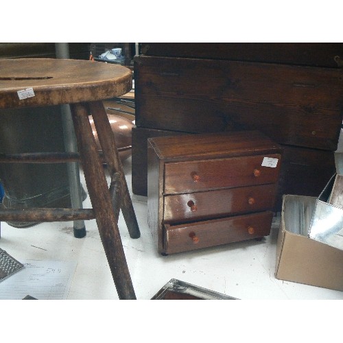 114 - MINIATURE VINTAGE CHEST OF DRAWERS WITH DOVETAIL JOINTS. 3 DRAWERS WITH EARLY AMBER PLASTIC KNOBS.