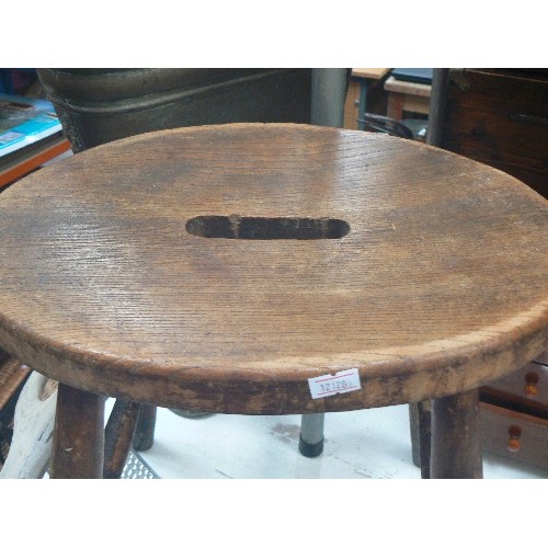 115 - SMALL VINTAGE STOOL WITH OVAL SEAT.