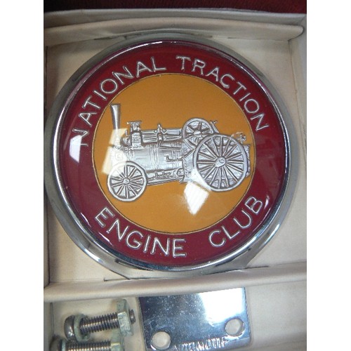 123 - NATIONAL TRACTION ENGINE CLUB. VEHICLE BADGE 'AUTOMOTIF' IN ORIGINAL BOX WITH BEAULAH SLEEVE. APPEAR... 