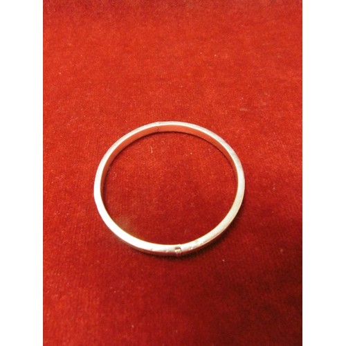 83 - A VINTAGE SOLID SILVER BANGLE BRACELET MARKED 925