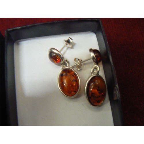 87 - A SILVER PENDENT & CHAIN WITH GREEN STONE AND A PAIR OF SILVER EARRINGS WITH AMBER STONES