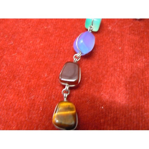 88 - A NECKLACE OF SEMI-PRECIOUS STONES ON SILVER FITMENTS