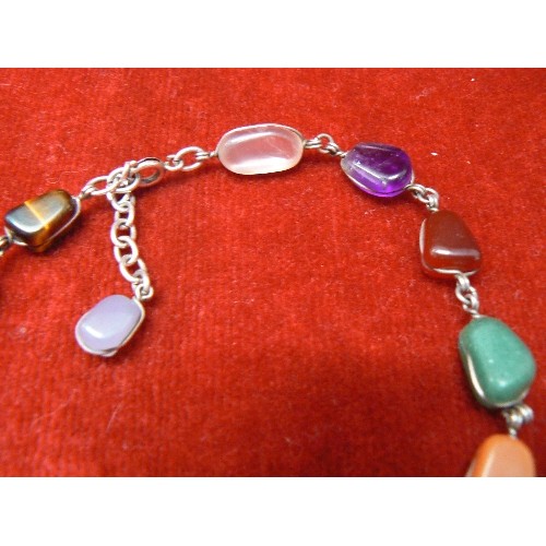 88 - A NECKLACE OF SEMI-PRECIOUS STONES ON SILVER FITMENTS