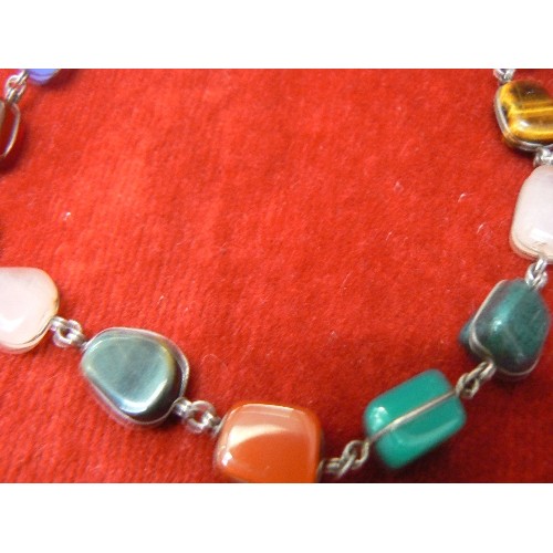 88 - A NECKLACE OF SEMI-PRECIOUS STONES ON SILVER FITMENTS