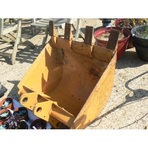 580 - JCB DIGGER BUCKET GOOD TEETCH 2FT  WIDE