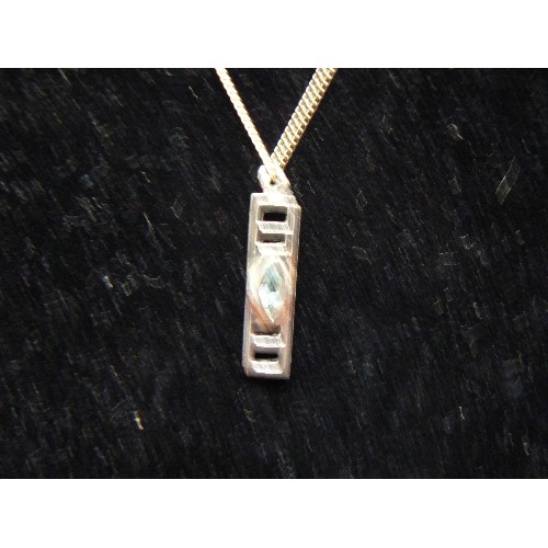 71R - A SILVER CHAIN WITH A JEWELED PENDANT