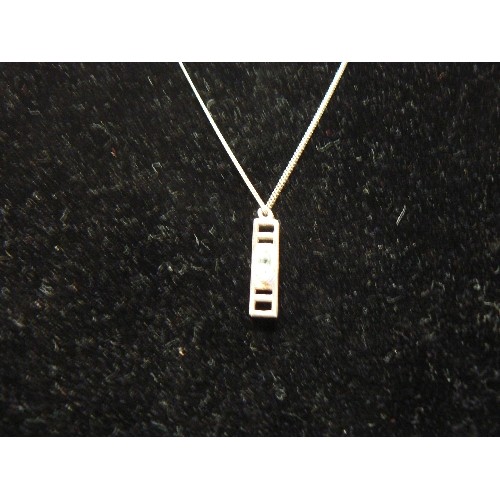 71R - A SILVER CHAIN WITH A JEWELED PENDANT