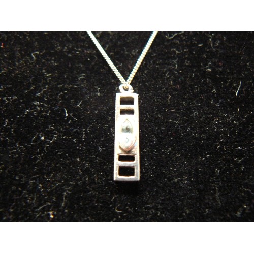 71R - A SILVER CHAIN WITH A JEWELED PENDANT