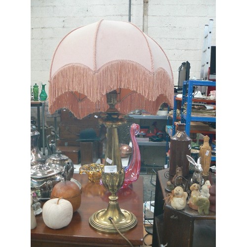 564 - LOVELY VINTAGE BRASS TABLE LAMP WITH PINK SHADE