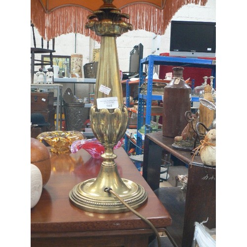 564 - LOVELY VINTAGE BRASS TABLE LAMP WITH PINK SHADE