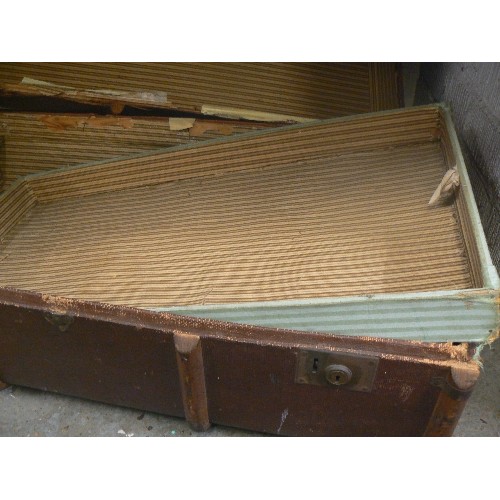 135 - LARGE VINTAGE STEAMER TRUNK, WITH WOODEN BANDING AND METAL CORNERS. WITH INTERNAL TRAY.