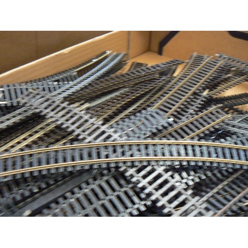 148 - QUANTITY OF 00 GUAGE RAILWAY TRACK.