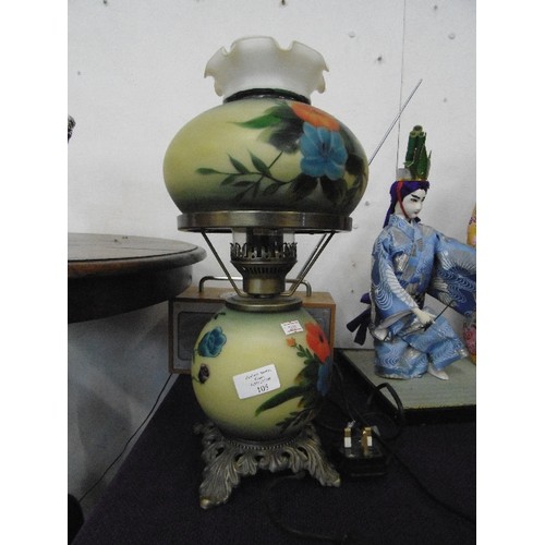 105 - ATTRACTIVE OIL LAMP WITH PAINTED FLOWER DETAIL ON THE BASE AND THE GLOBE. COMPLETE WITH GLASS CHIMNE... 