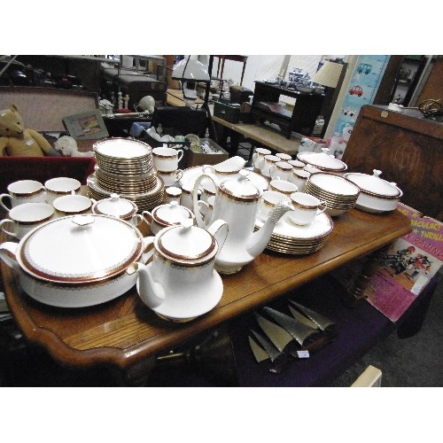 214 - LARGE ROYAL ALBERT 'HOLYROOD' DINNER, TEA & COFFEE SERVICE. 8 PERSON SETTINGS. ALSO TUREENS, CRUETS,... 